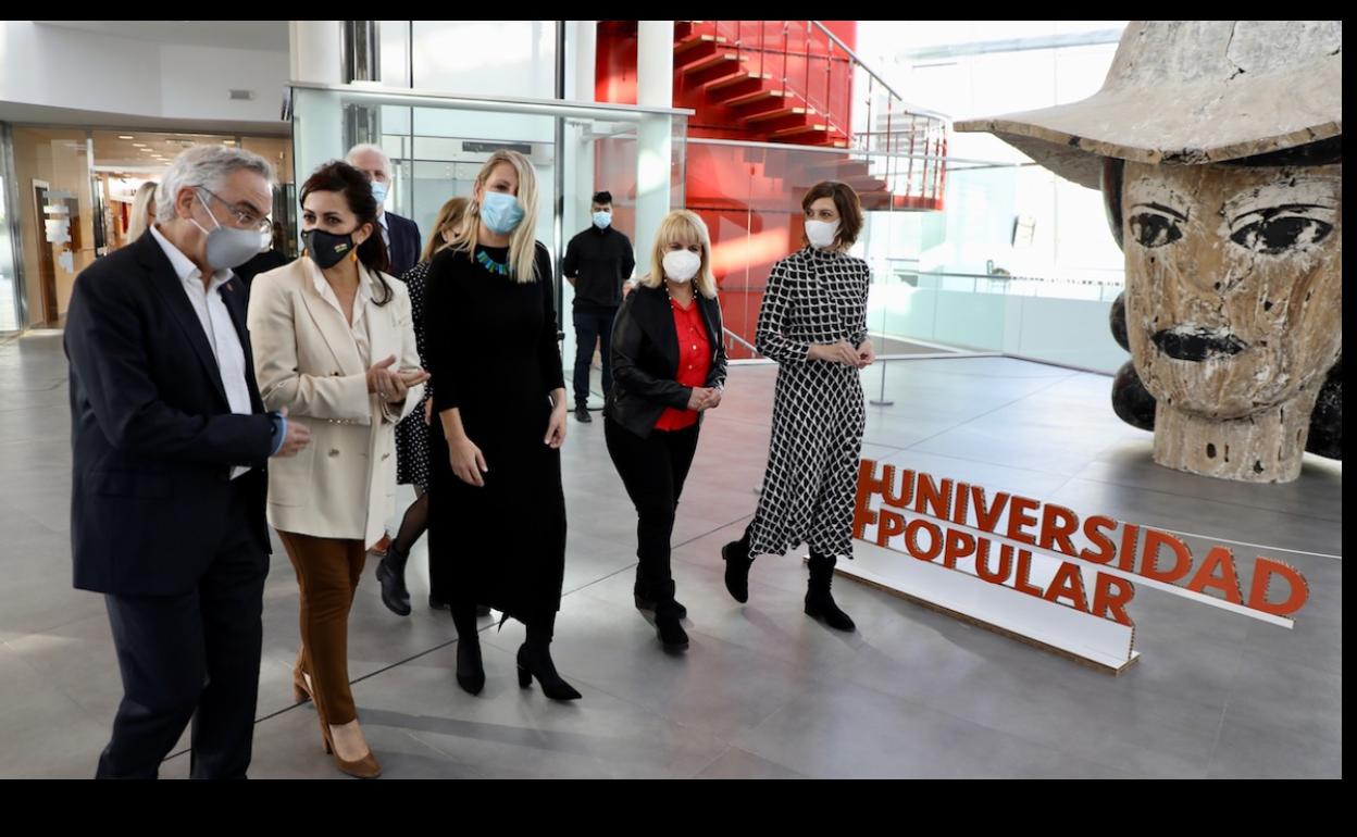 La villanovense Mónica Calurano asiste a la presentación del libro blanco de las Universidades Populares. 