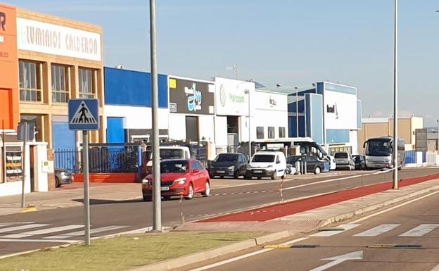 Varios vehículos aparcados sobre el acerado en el polígono Cagancha. 