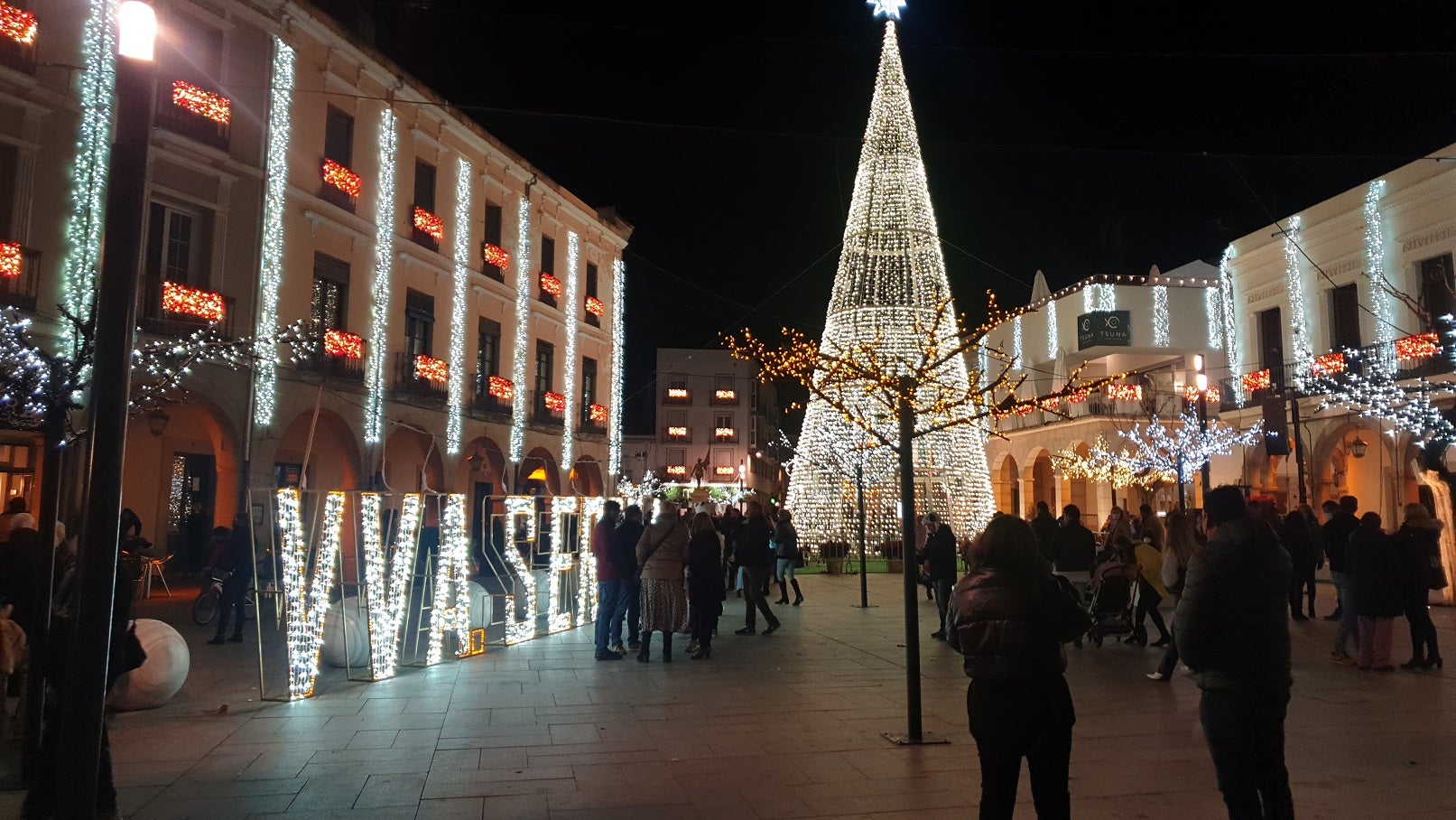 Ambiente navideño en la Plaza de España de Villanueva de la Serena. 