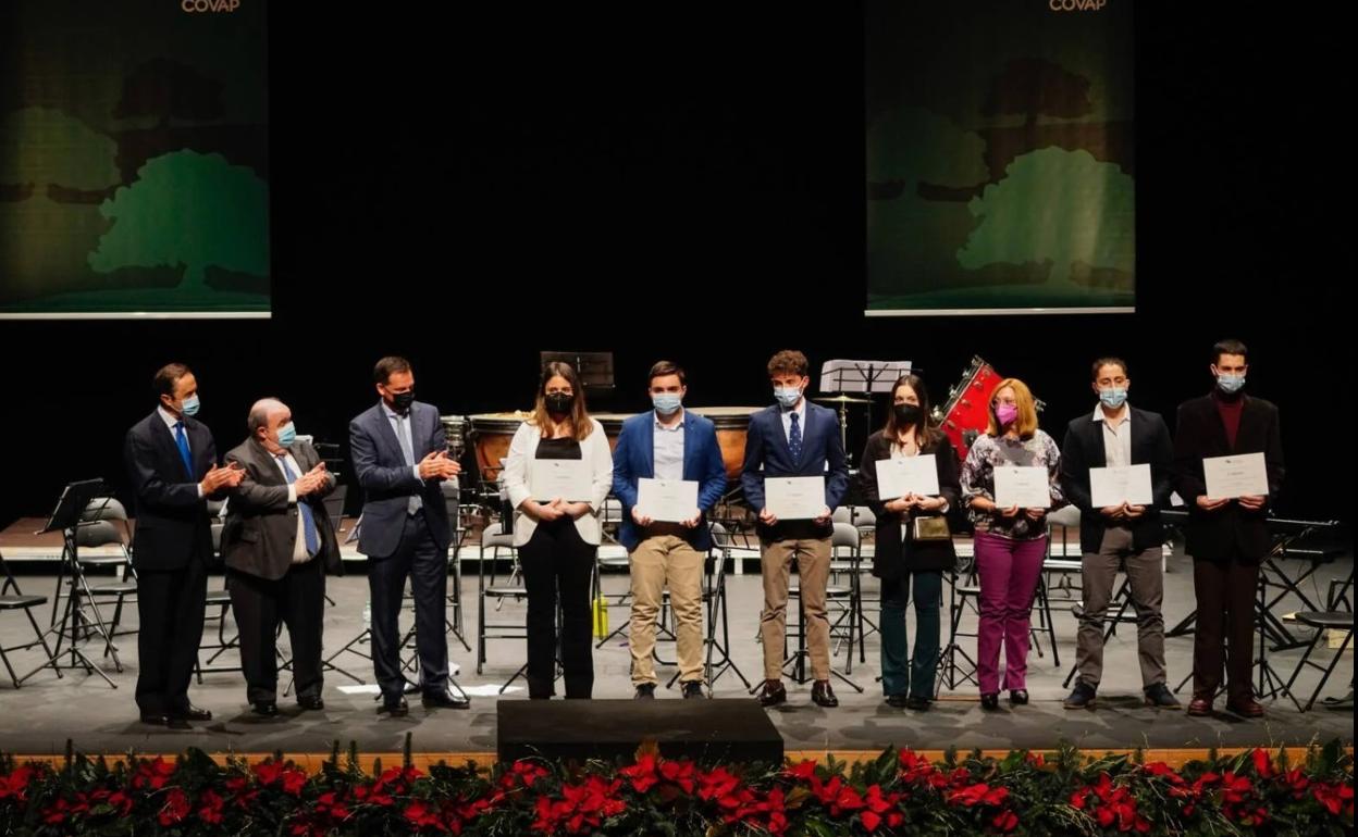 Manuel Caballero junto a otros premiados en el acto de entrega de los reconocimientos. 