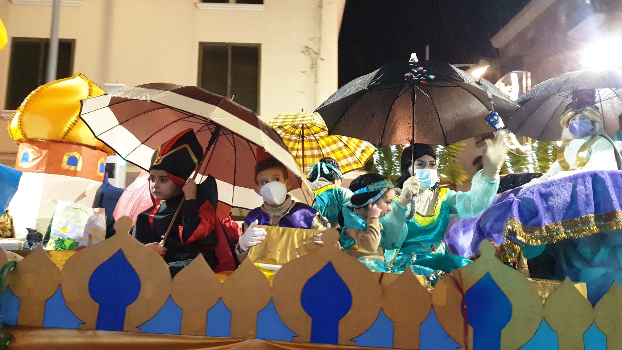 Los Reyes Magos y las carrozas de la cabalgata trajeron la ilusión. 