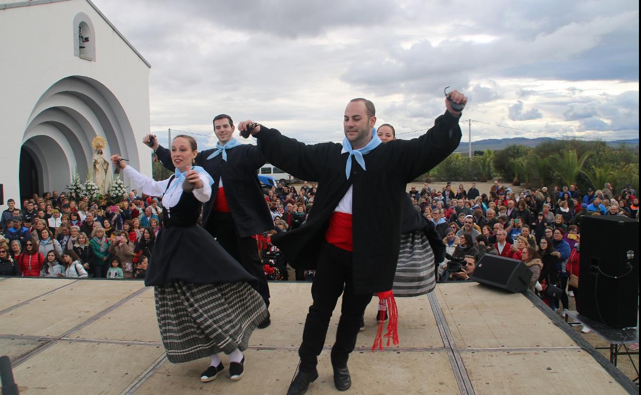 El Grupo Cogolla baila para la Virgen de la Aurora. 