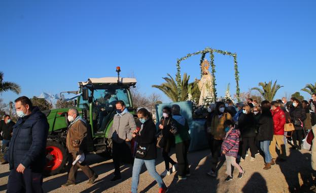 La Virgen de la Aurora es transportada en una carroza. 