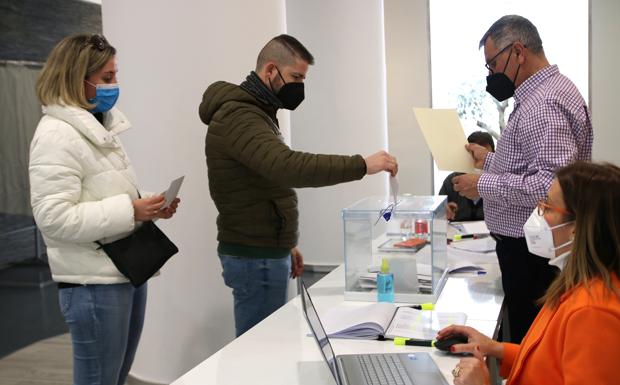 Muchos han aprovechado el primer día de votación anticipada. 