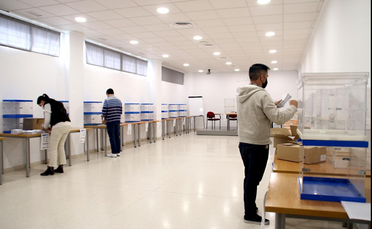 Trabajadores municipales ordenan las urnas y las papeletas para las votaciones en Villanueva de la Serena. 