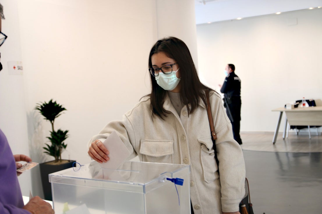 La asistencia el primer día de votación anticipada ha sido bastante alta. 