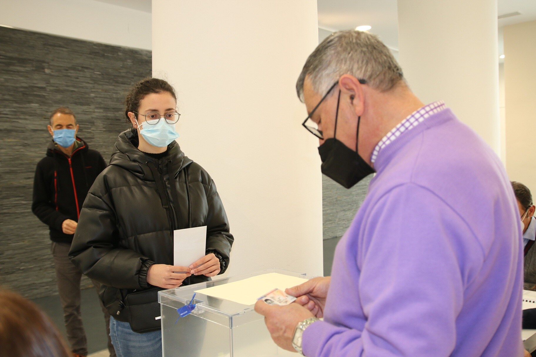 La asistencia el primer día de votación anticipada ha sido bastante alta. 