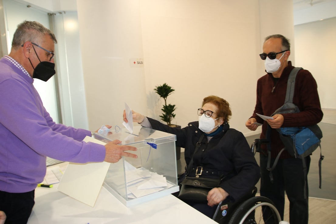 La asistencia el primer día de votación anticipada ha sido bastante alta. 