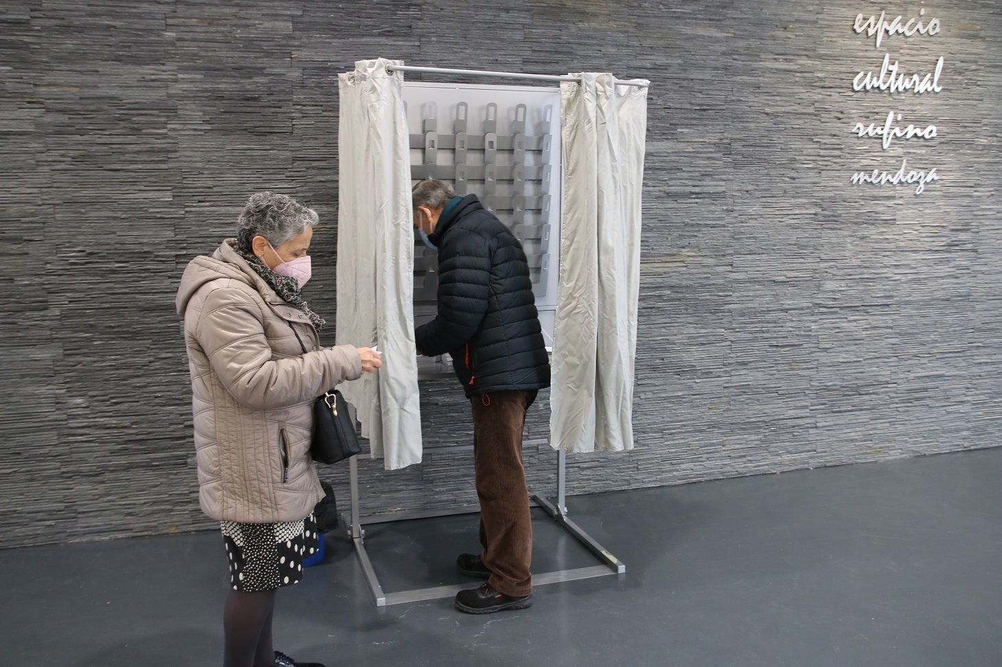 La asistencia el primer día de votación anticipada ha sido bastante alta. 