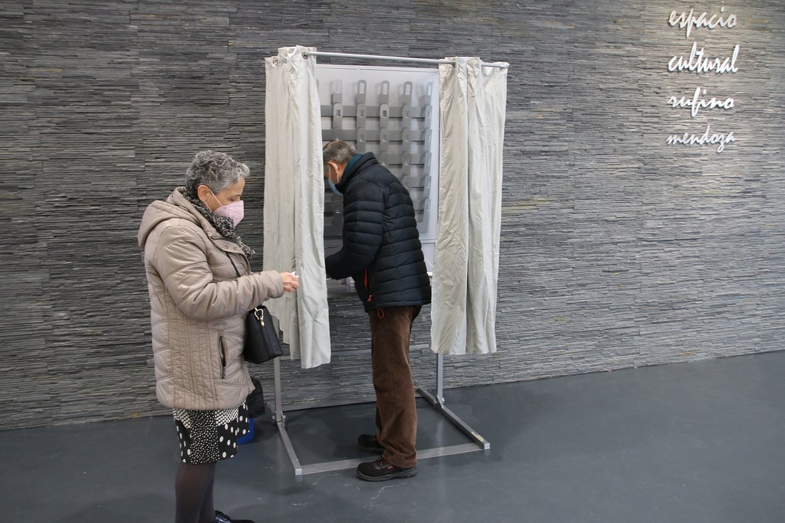 La asistencia el primer día de votación anticipada ha sido bastante alta. 