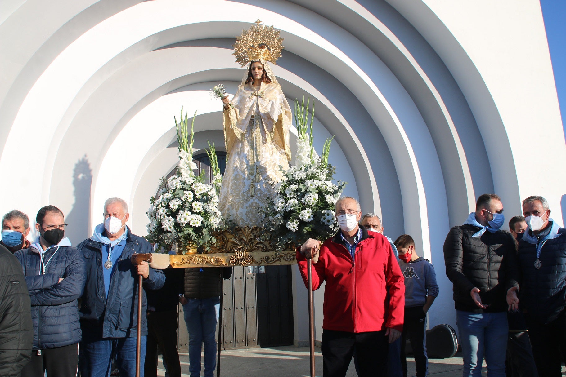 Emoción al volver a acompañar a la Virgen de la Aurora en su traída. 
