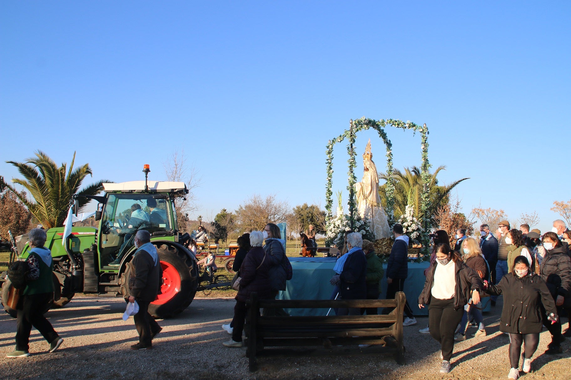 Emoción al volver a acompañar a la Virgen de la Aurora en su traída. 