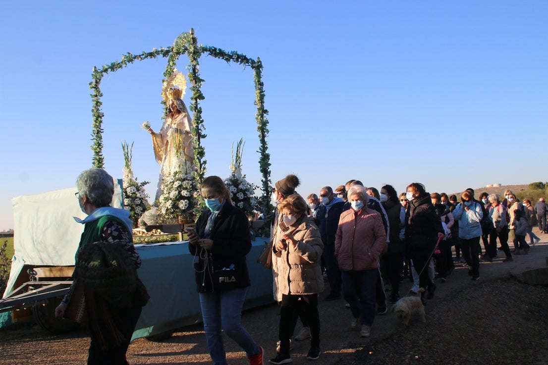 Emoción al volver a acompañar a la Virgen de la Aurora en su traída. 