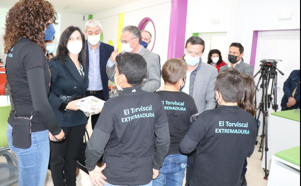 La consejera de Educación muestra su apoyo a la unión de ciudades en la visita al Centro de Profesores y Recursos
