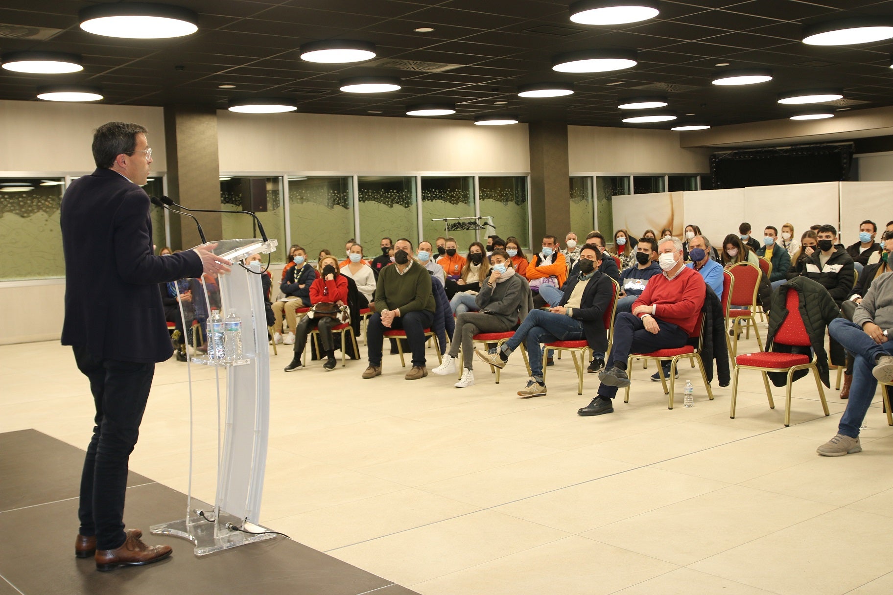 Los jóvenes asisten a una charla informativa sobre el proyecto de unión. 