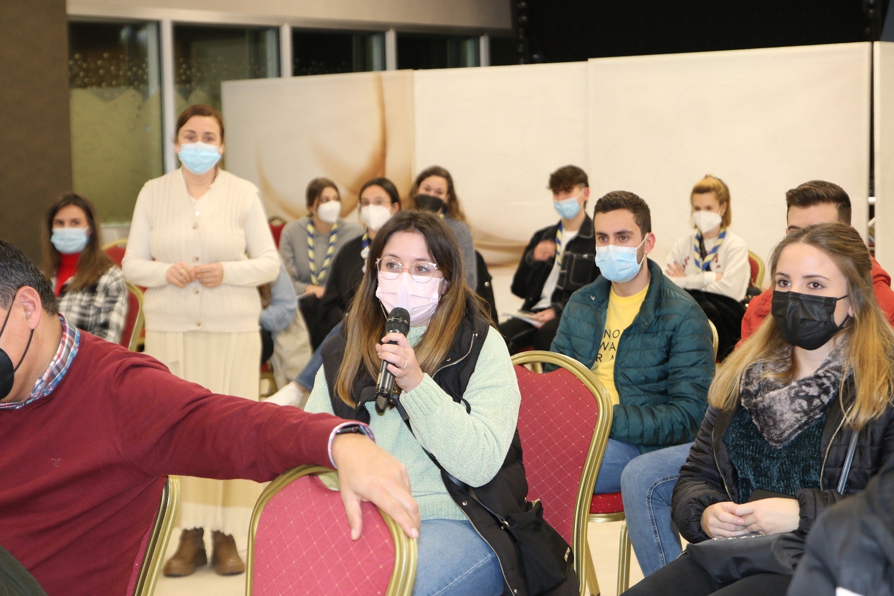 Los jóvenes asisten a una charla informativa sobre el proyecto de unión. 