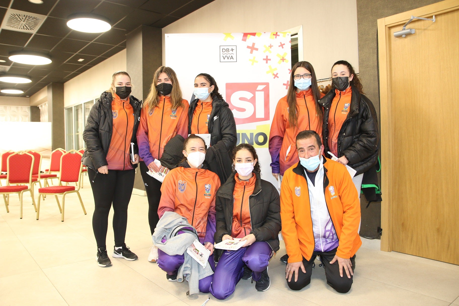 Los jóvenes asisten a una charla informativa sobre el proyecto de unión. 