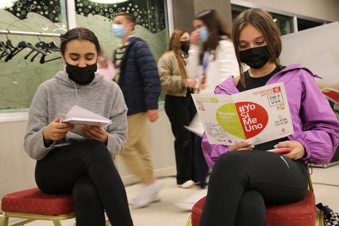 Los jóvenes asisten a una charla informativa sobre el proyecto de unión. 