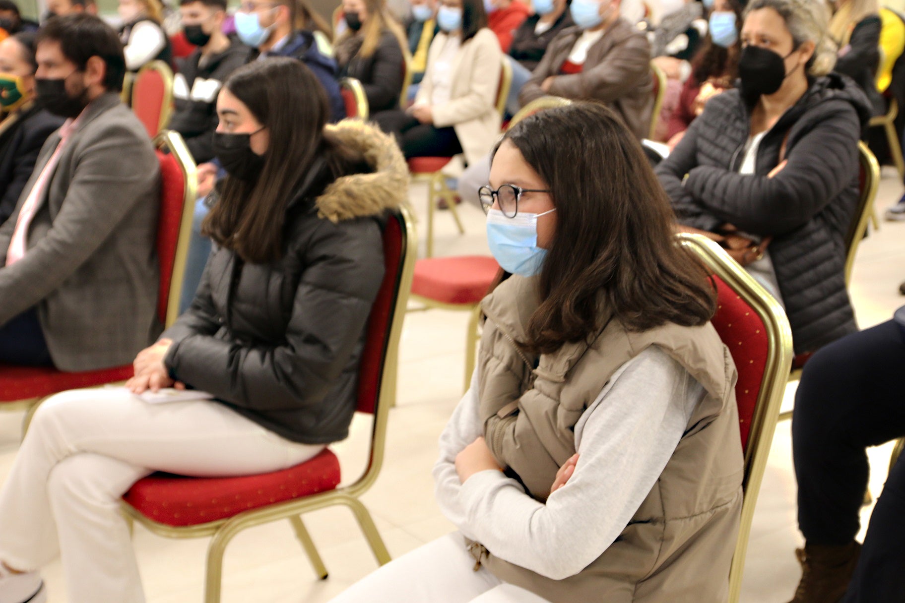 Los jóvenes asisten a una charla informativa sobre el proyecto de unión. 