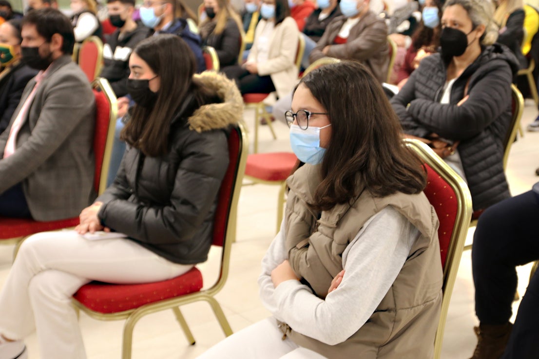 Los jóvenes asisten a una charla informativa sobre el proyecto de unión. 