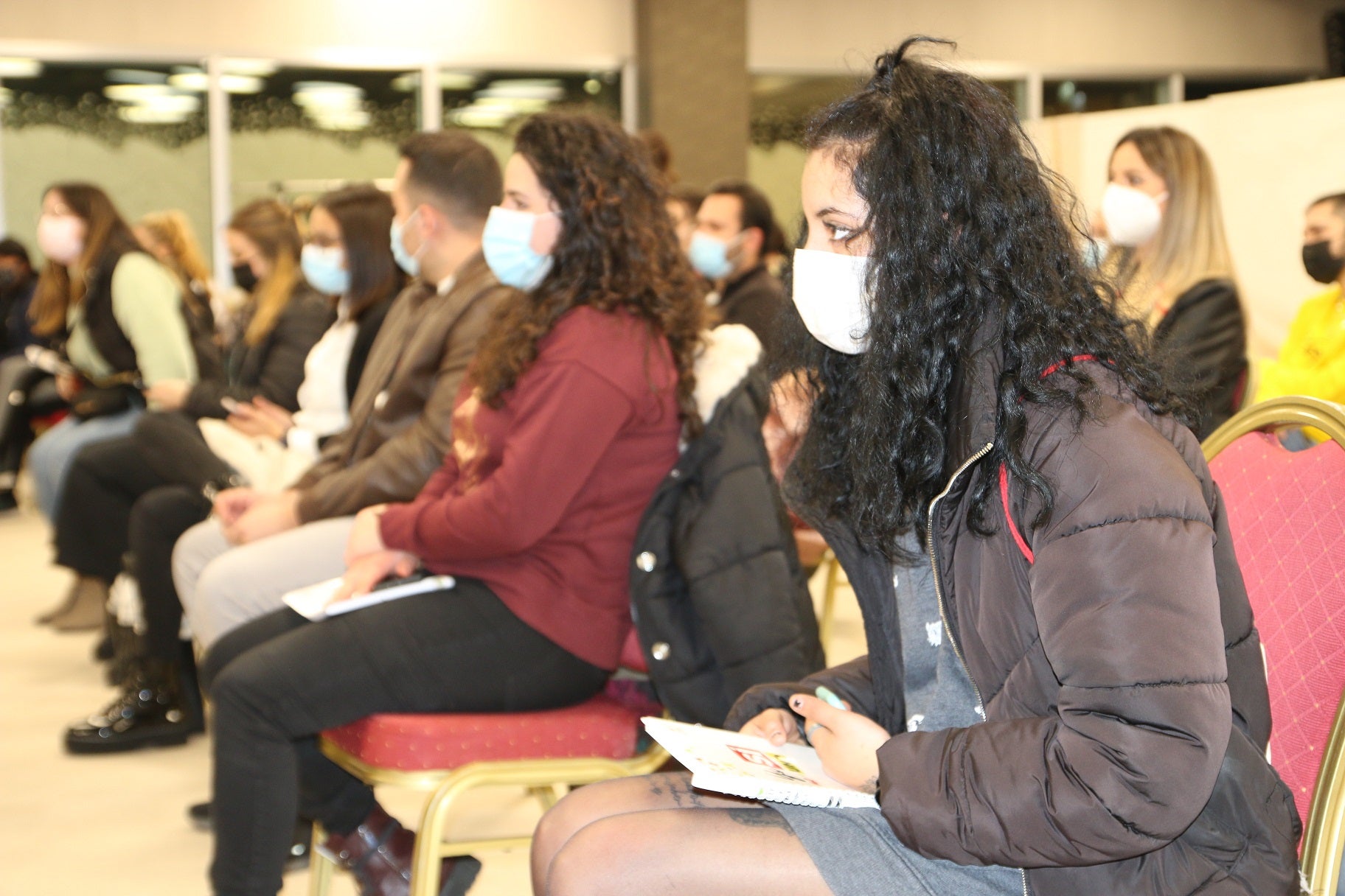 Los jóvenes asisten a una charla informativa sobre el proyecto de unión. 