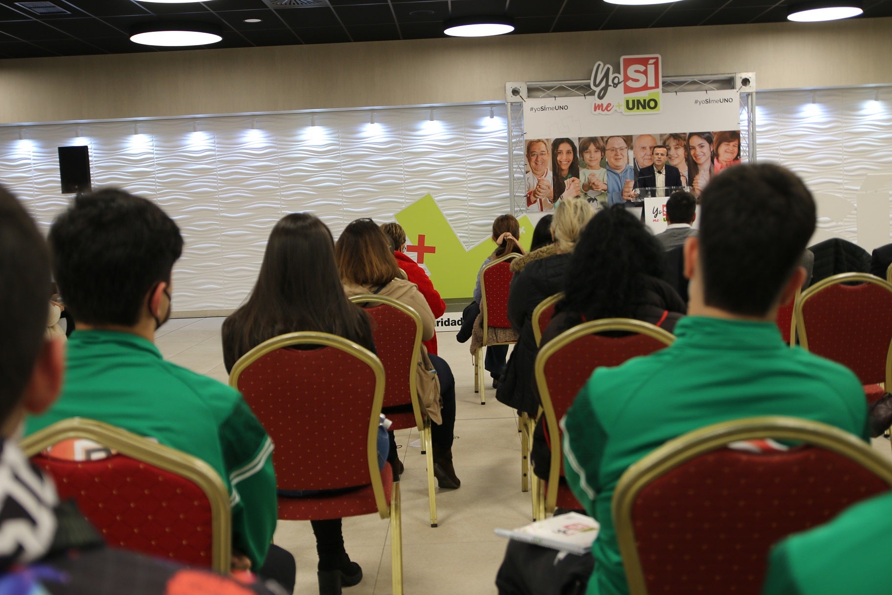Los jóvenes asisten a una charla informativa sobre el proyecto de unión. 
