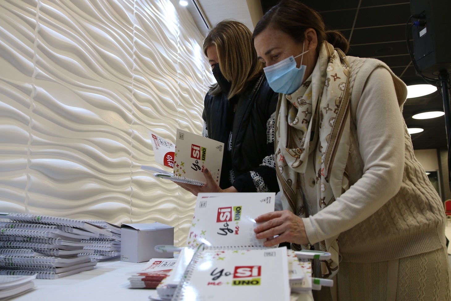 Los jóvenes asisten a una charla informativa sobre el proyecto de unión. 