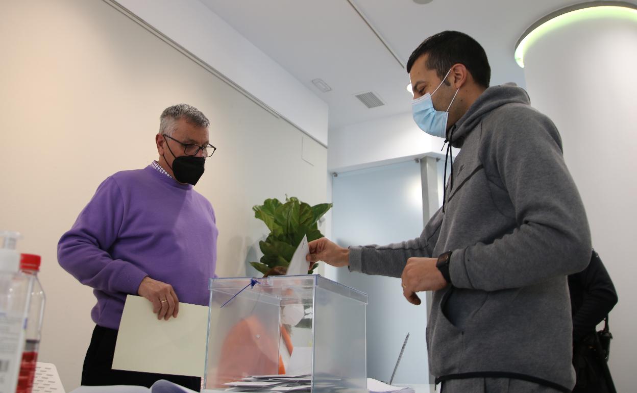 Votación en el Espacio Cultural Rufino Mendoza de Villanueva. 