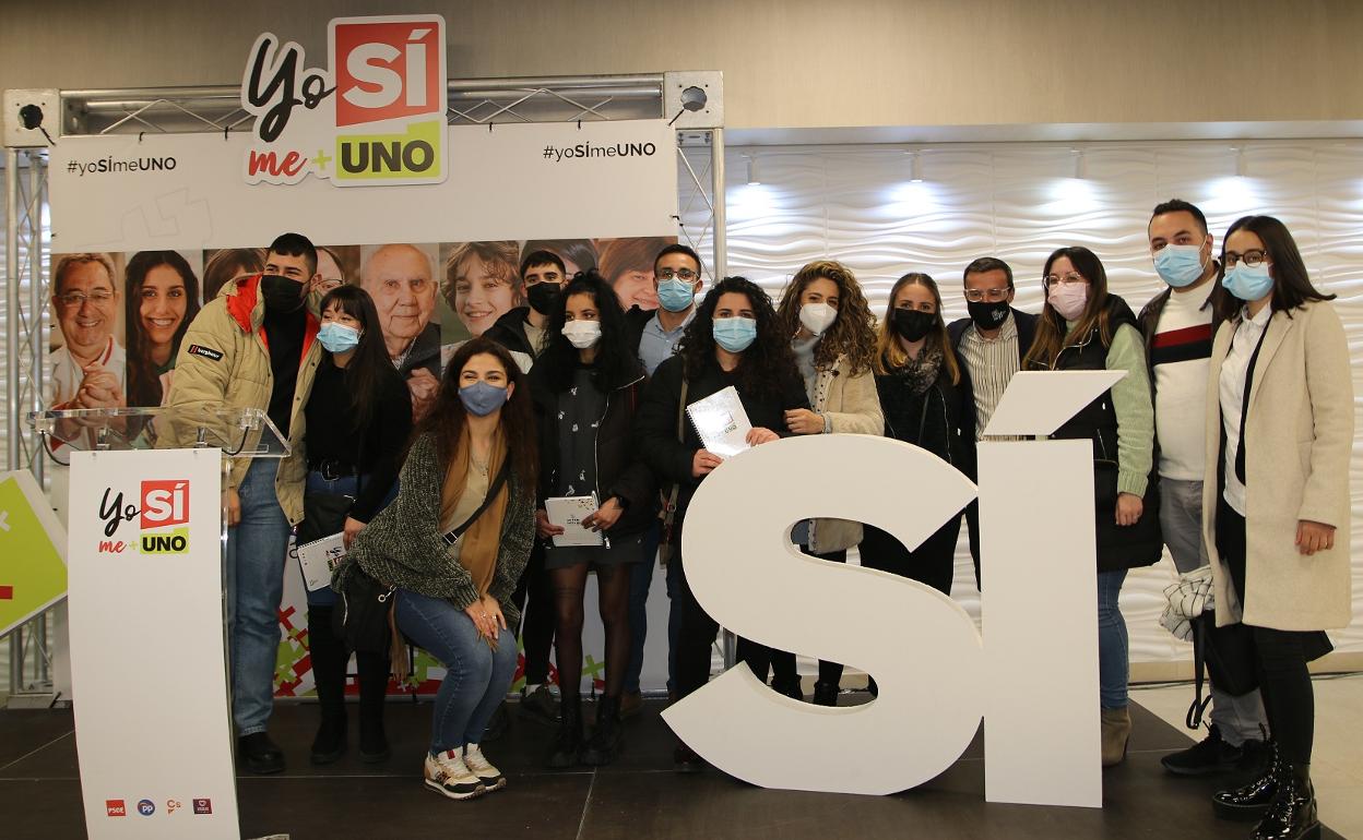 Miguel Ángel Gallardo junto a jóvenes asistentes a la charla informativa. 