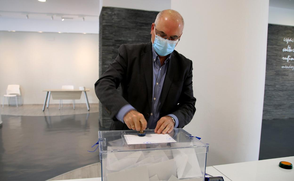 El Secretario, Bernardo Gonzalo, precinta y sella la urna con el voto anticipado. 