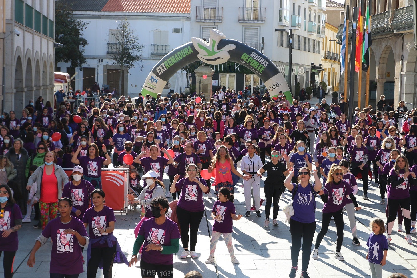 Cientos de mujeres participaron en la Carrera de la Mujer de Villanueva.