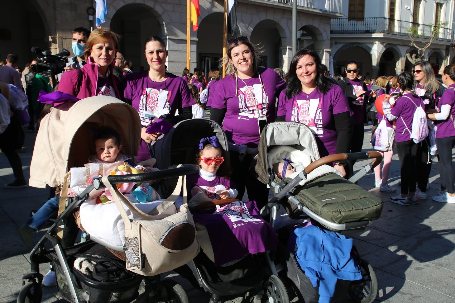 Cientos de mujeres participaron en la Carrera de la Mujer de Villanueva.