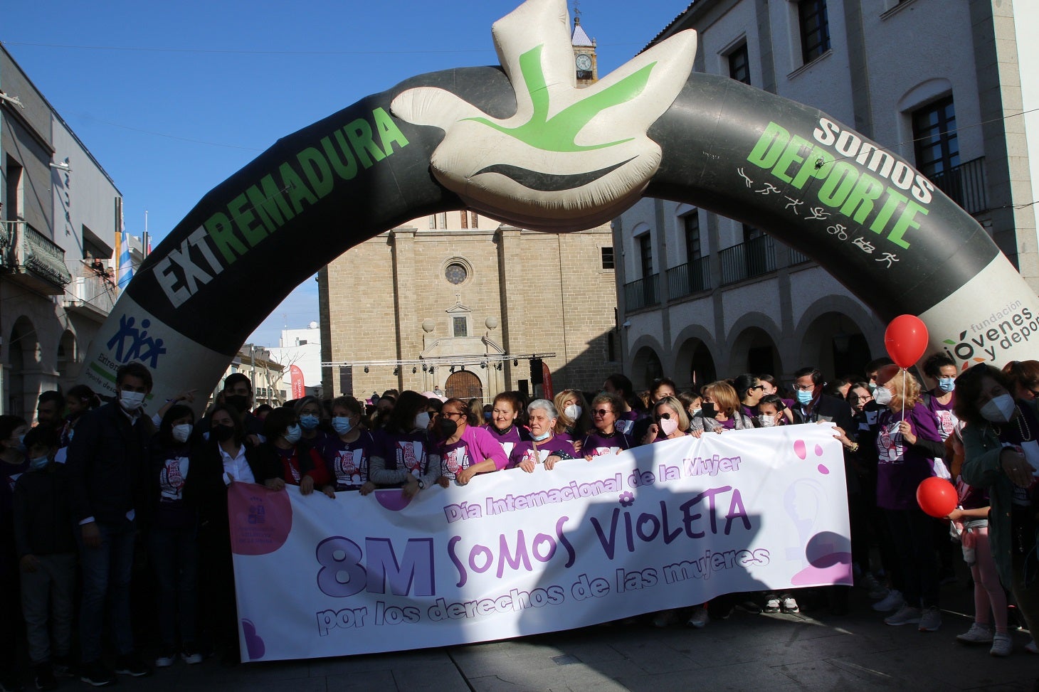 Cientos de mujeres participaron en la Carrera de la Mujer de Villanueva.