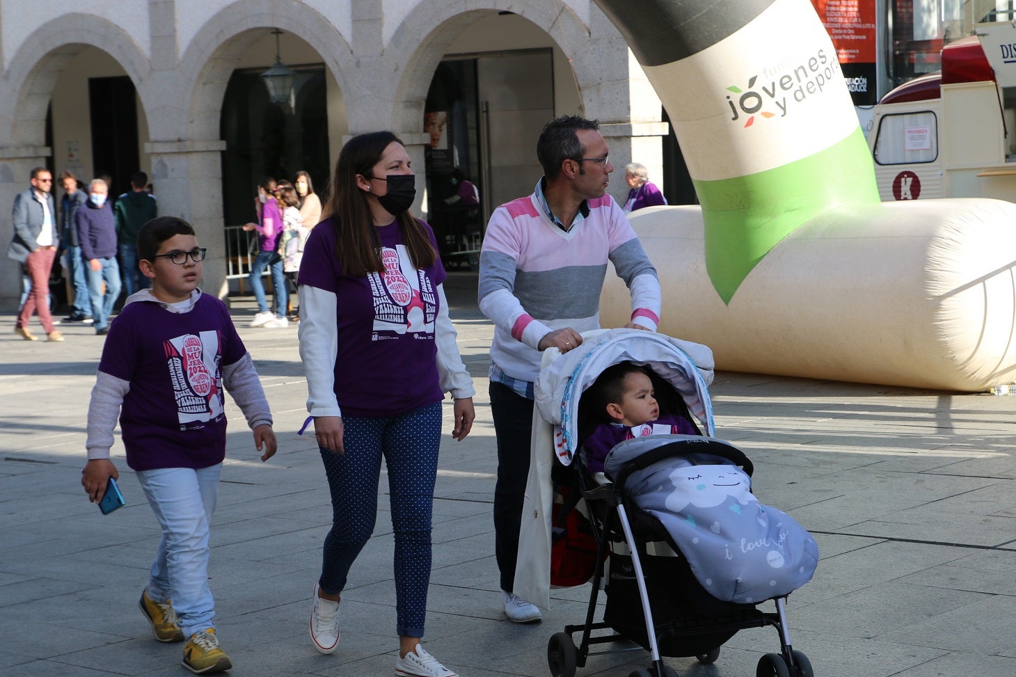 Cientos de mujeres participaron en la Carrera de la Mujer de Villanueva.