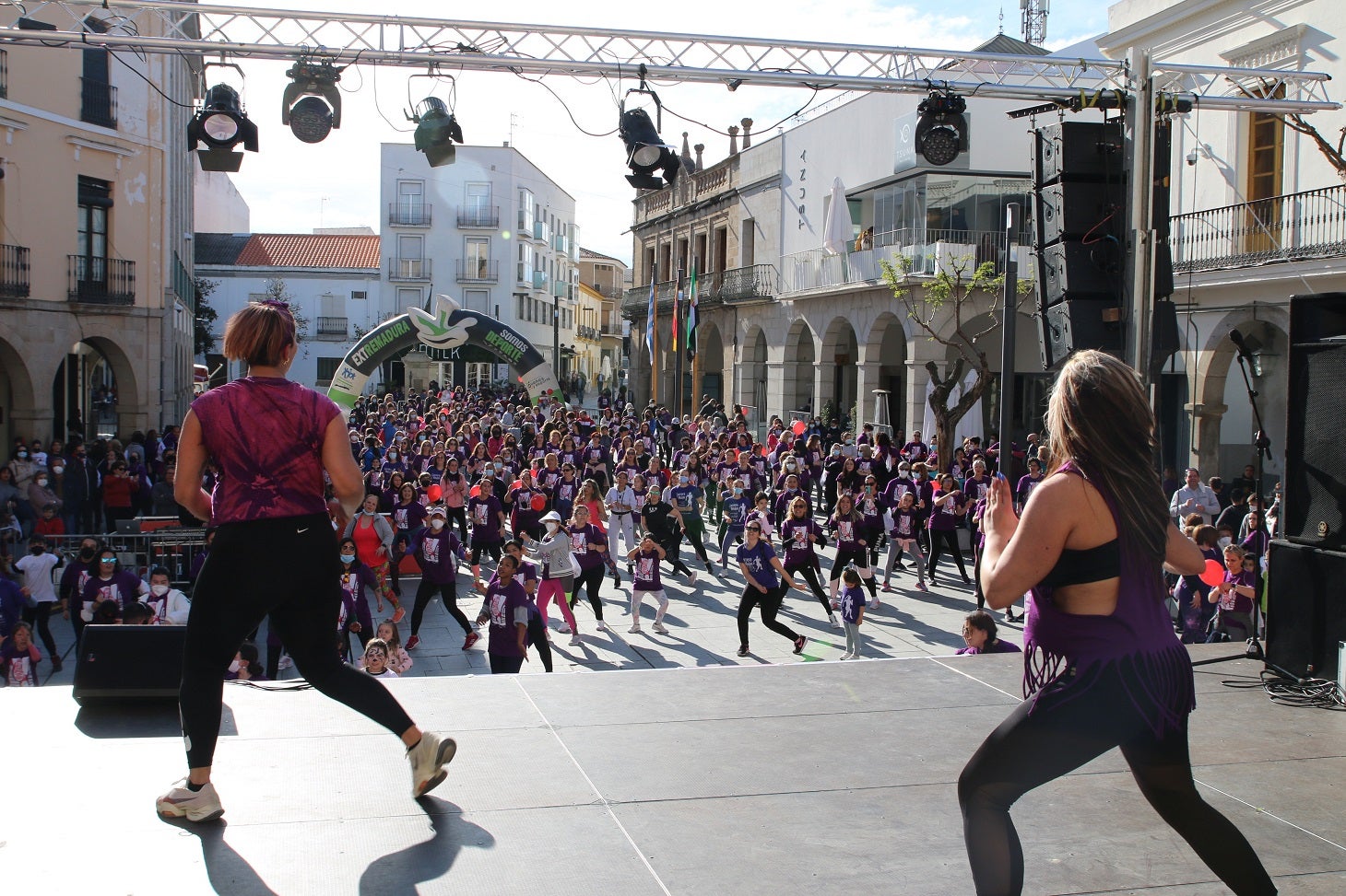 Cientos de mujeres participaron en la Carrera de la Mujer de Villanueva.
