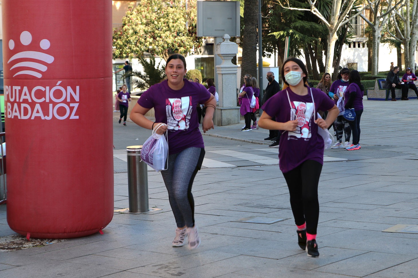 Cientos de mujeres participaron en la Carrera de la Mujer de Villanueva.