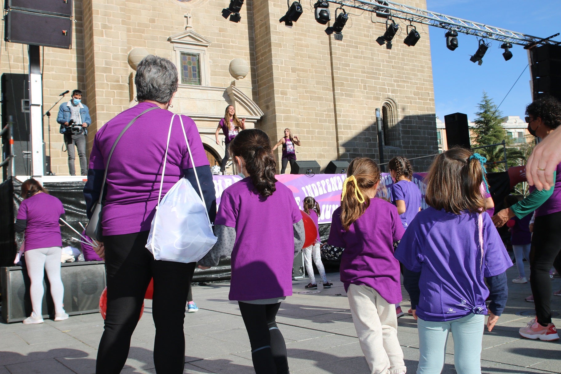 Cientos de mujeres participaron en la Carrera de la Mujer de Villanueva.