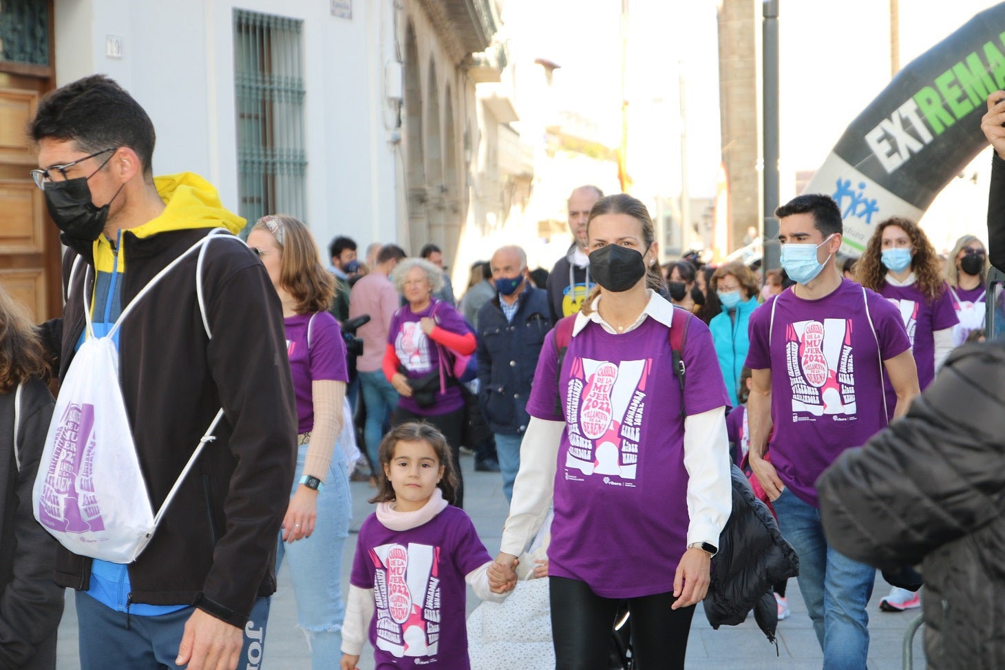 Cientos de mujeres participaron en la Carrera de la Mujer de Villanueva.