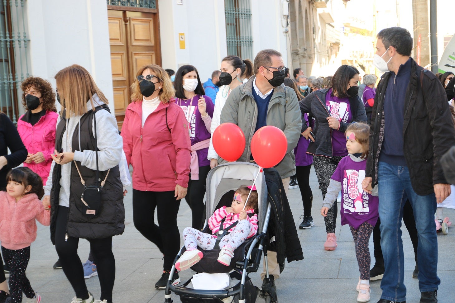 Cientos de mujeres participaron en la Carrera de la Mujer de Villanueva.