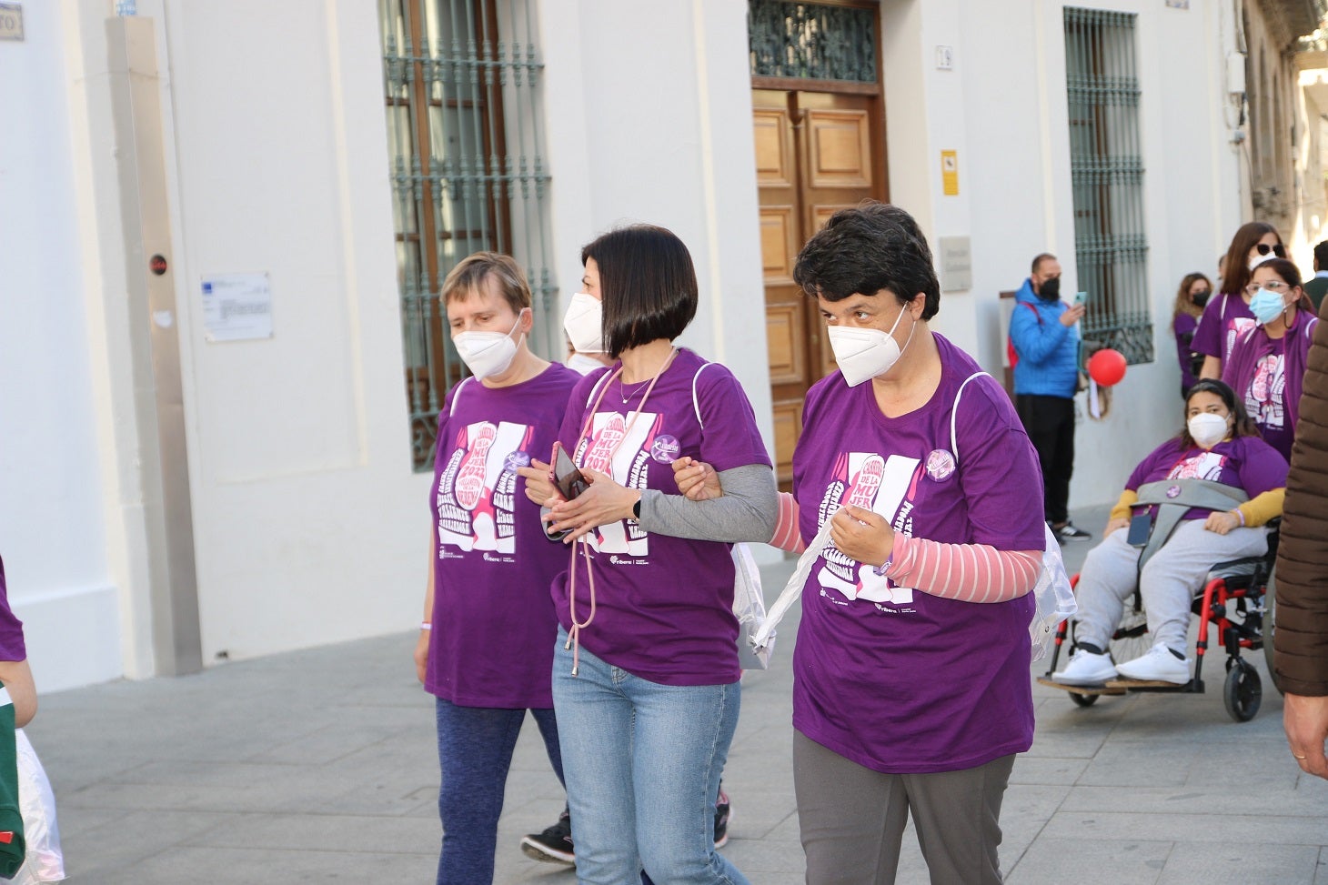 Cientos de mujeres participaron en la Carrera de la Mujer de Villanueva.