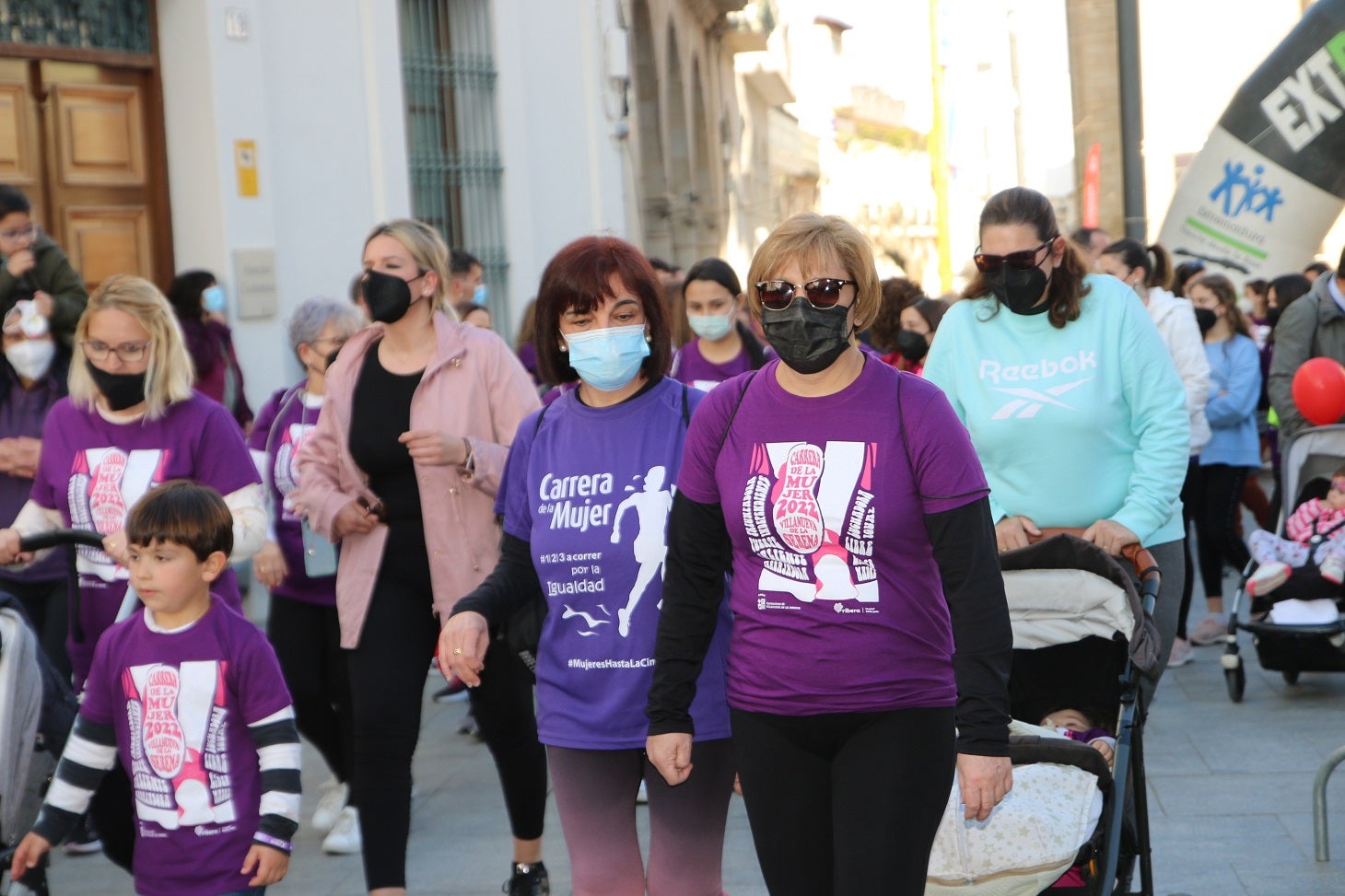 Cientos de mujeres participaron en la Carrera de la Mujer de Villanueva.