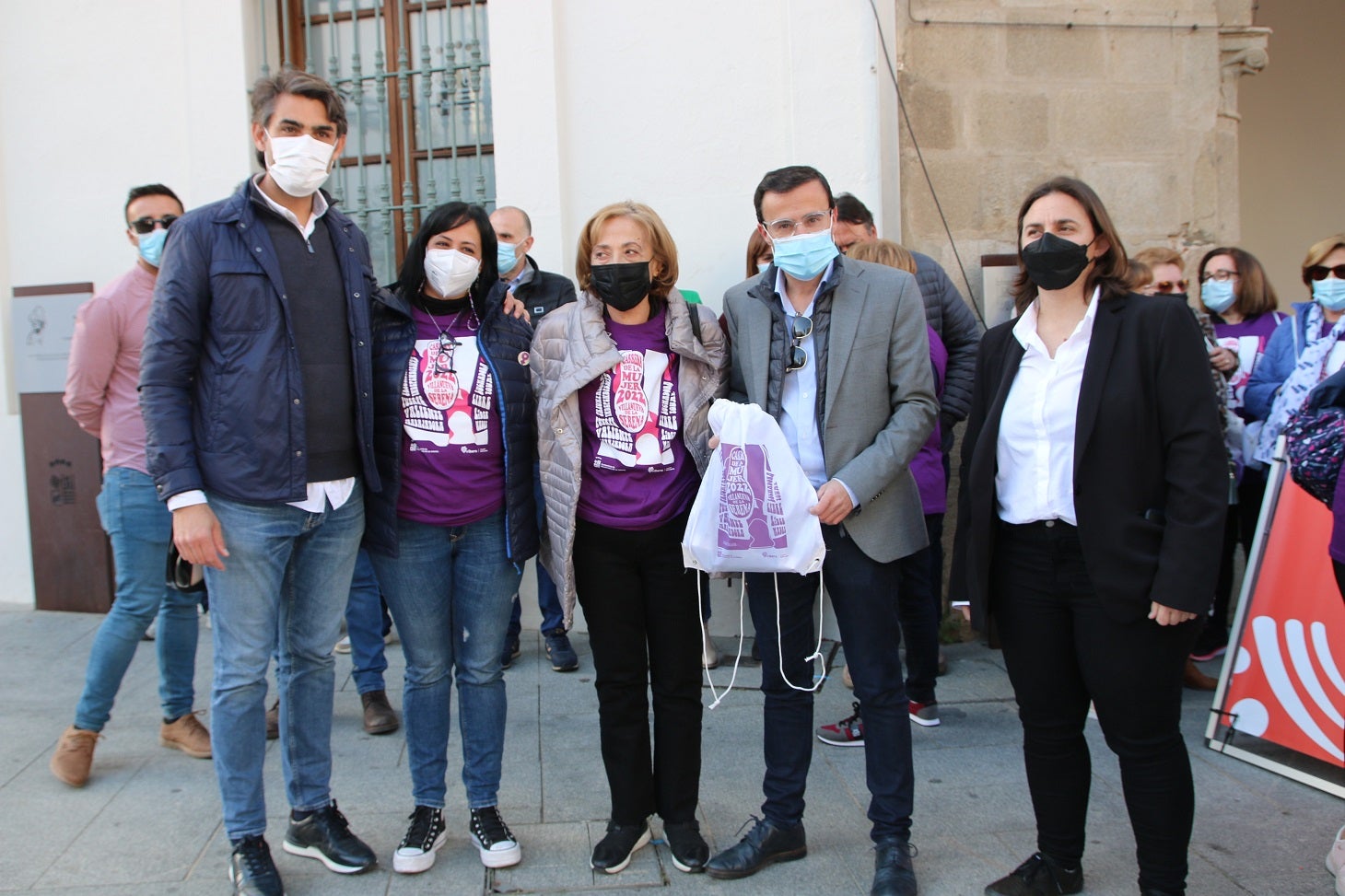 Cientos de mujeres participaron en la Carrera de la Mujer de Villanueva.