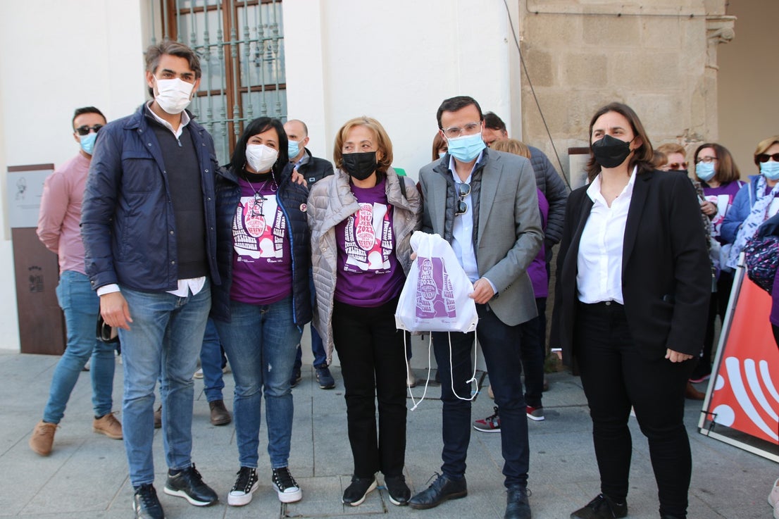 Cientos de mujeres participaron en la Carrera de la Mujer de Villanueva.