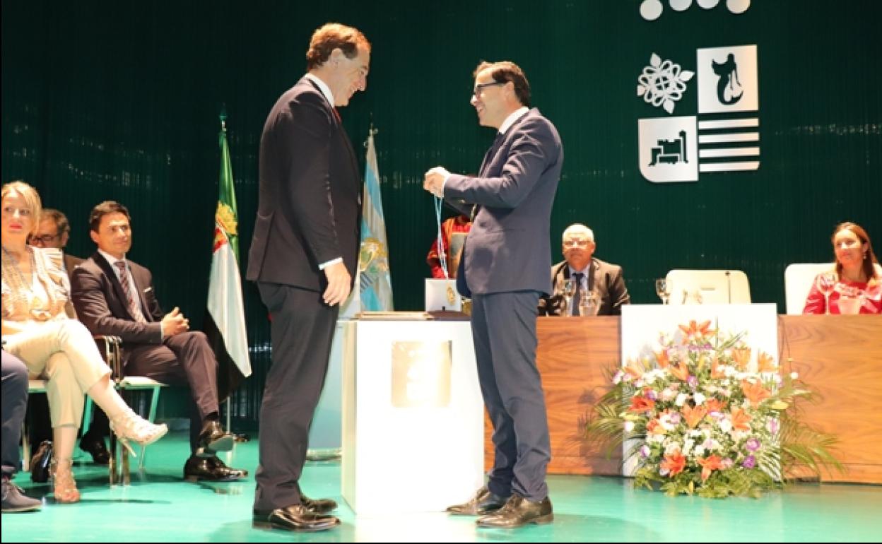 Acto en el que Antonio Huertas recibió la Medalla de Villanueva de la Serena en 2019. 