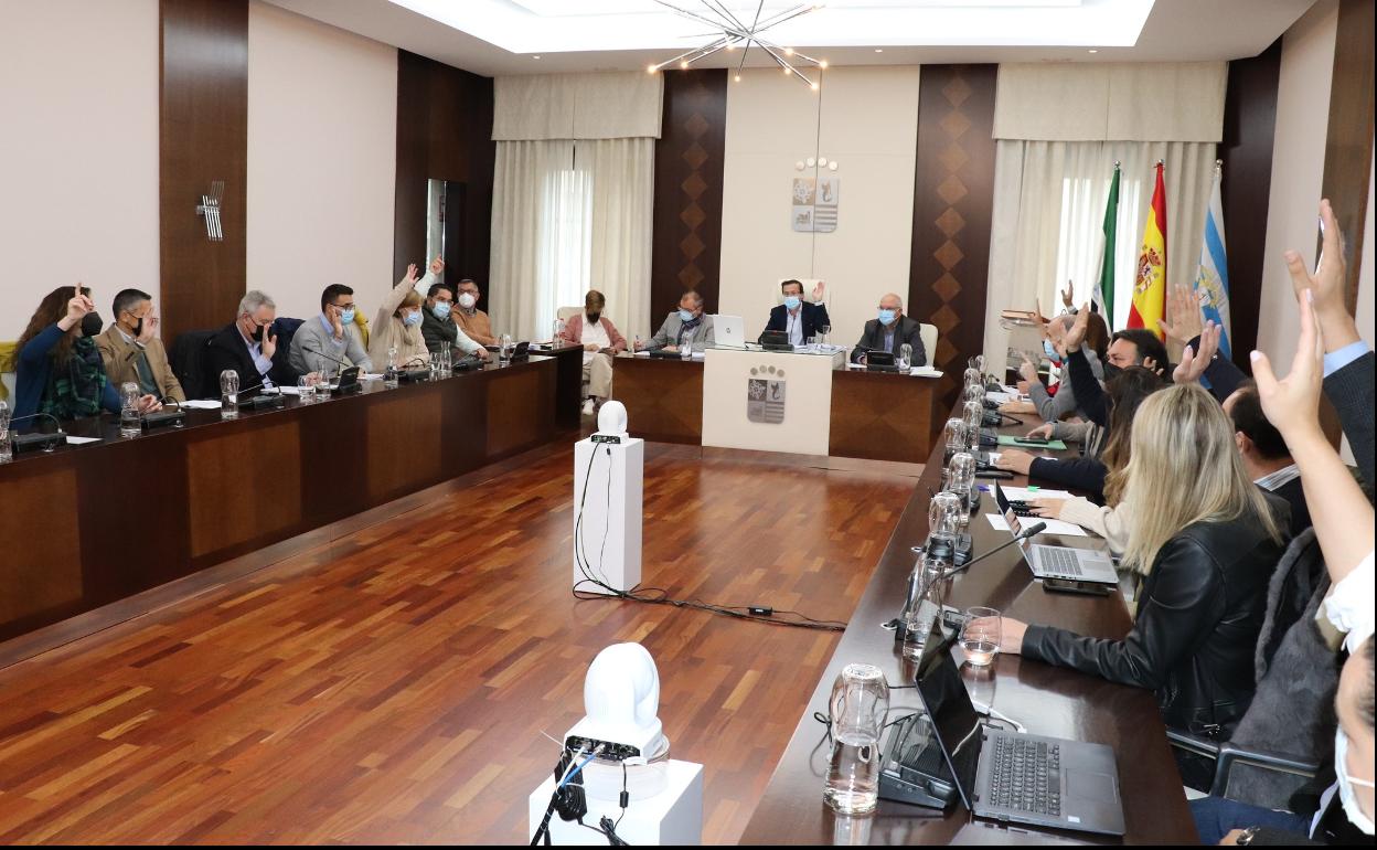 Votación en la sesión plenaria de marzo en el ayuntamiento de Villanueva de la Serena. 