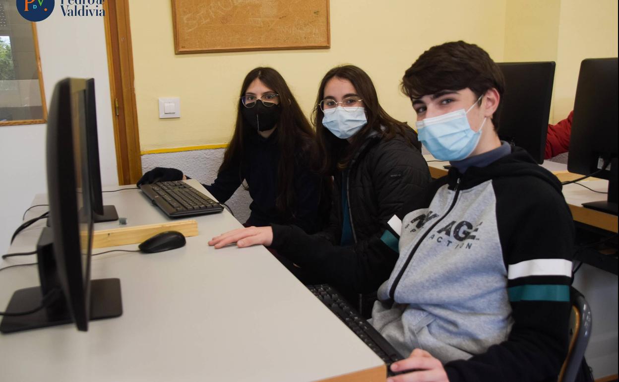 Paola Gil, Águeda Jarillo y Carlos Lozano son alumnos del IES Pedro de Valdivia. 
