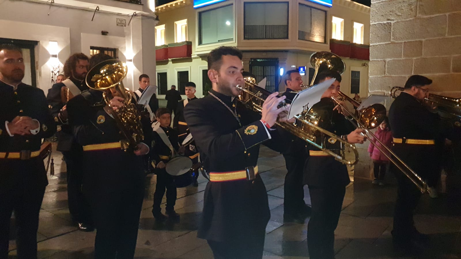 Imagen secundaria 1 - Momentos durante la procesión del Martes Santo en Villanueva de la Serena.
