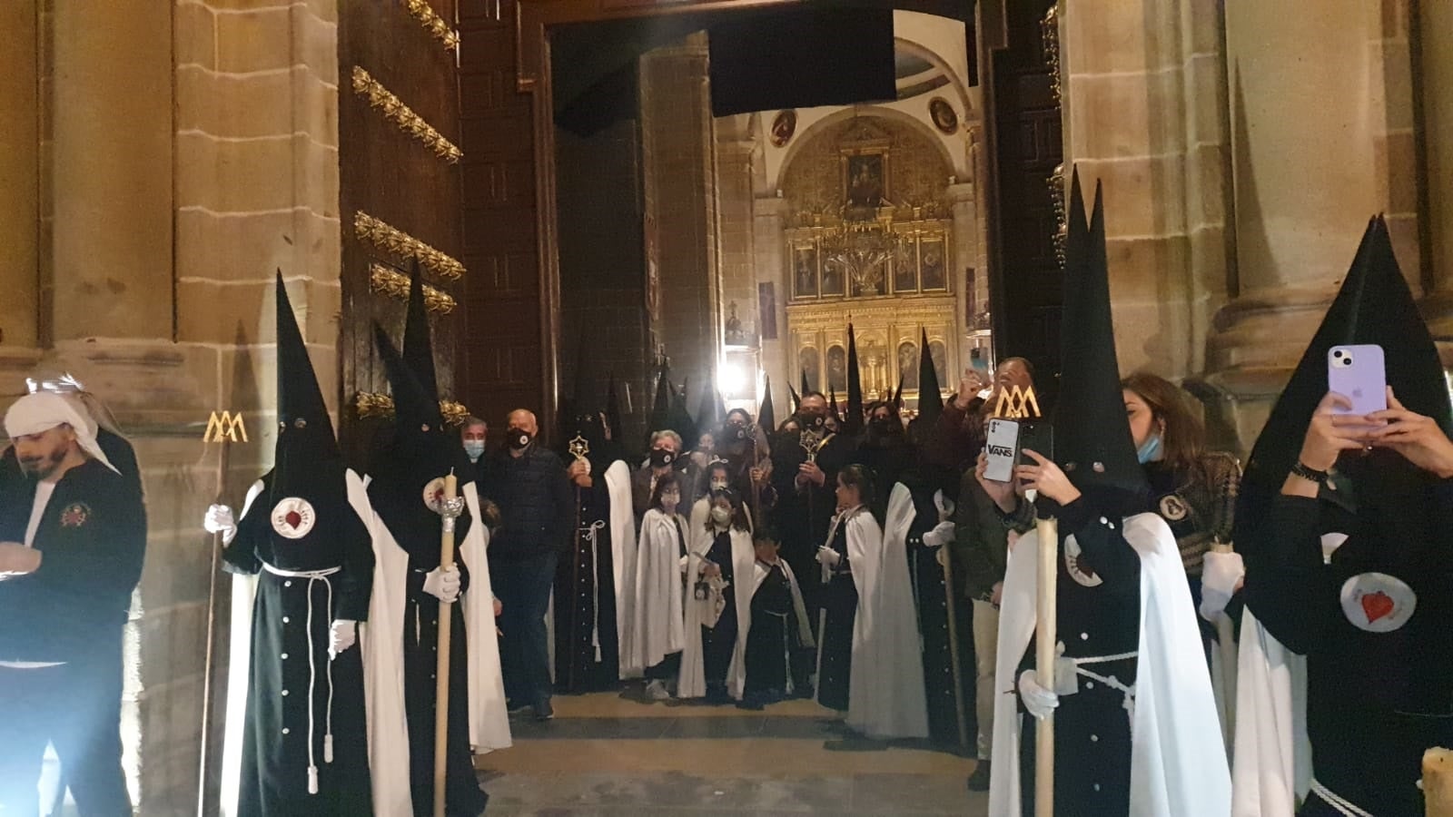 Imagen principal - Momentos durante la procesión del Martes Santo en Villanueva de la Serena.