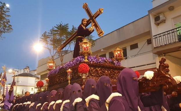 Imagen principal - Algunas imágenes de la procesión del Jueves Santo.