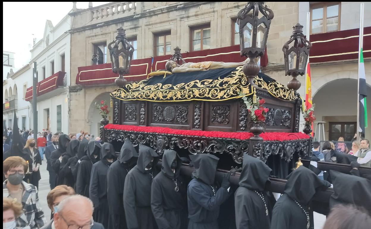Procesión con el paso del Santo Entierro desde el covento de San Benito. 